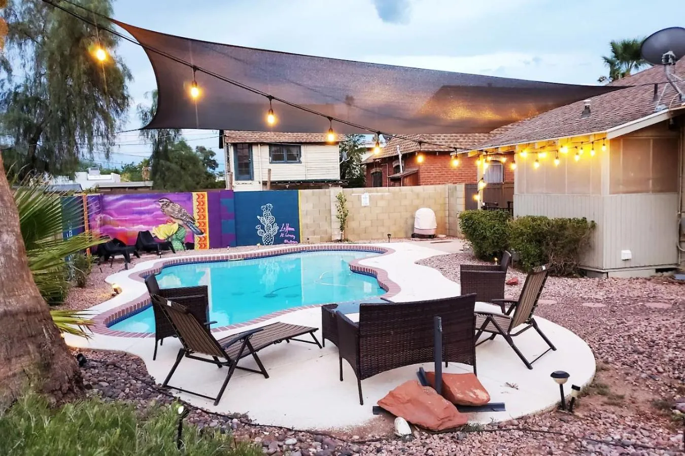 בית נופש Phoenix Home Pool & String Lights